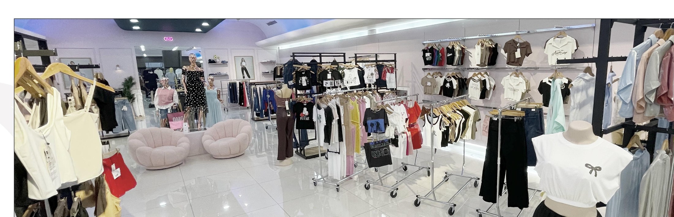Vista panorámica de las prendas y exhibidores del showroom