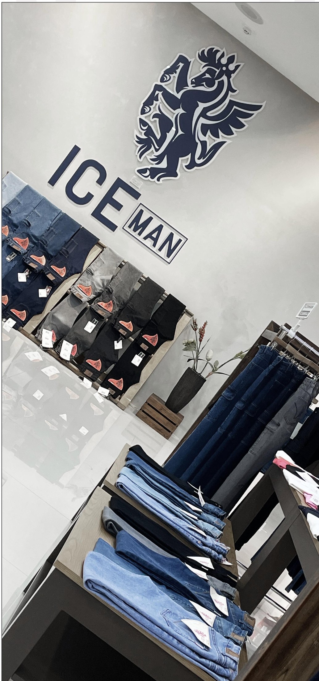 Exhibición de jeans ICEMAN en el showroom