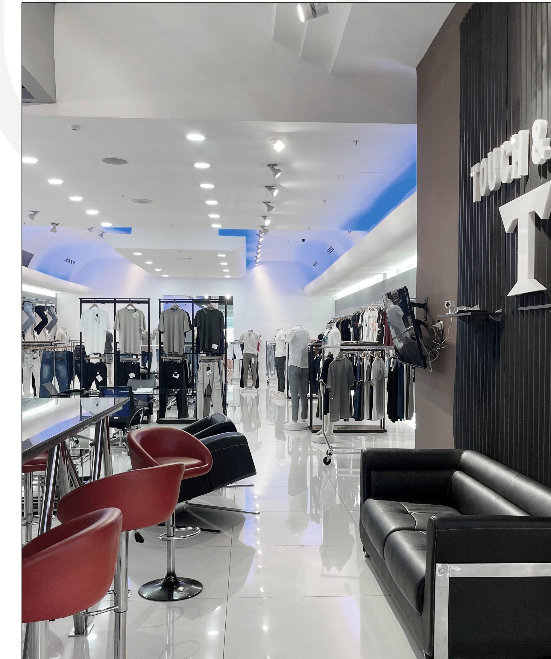 Interior del showroom con exhibición TOUCH&GO